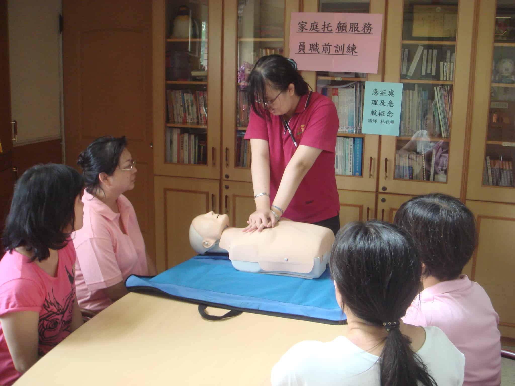 服務人員接受CPR訓練